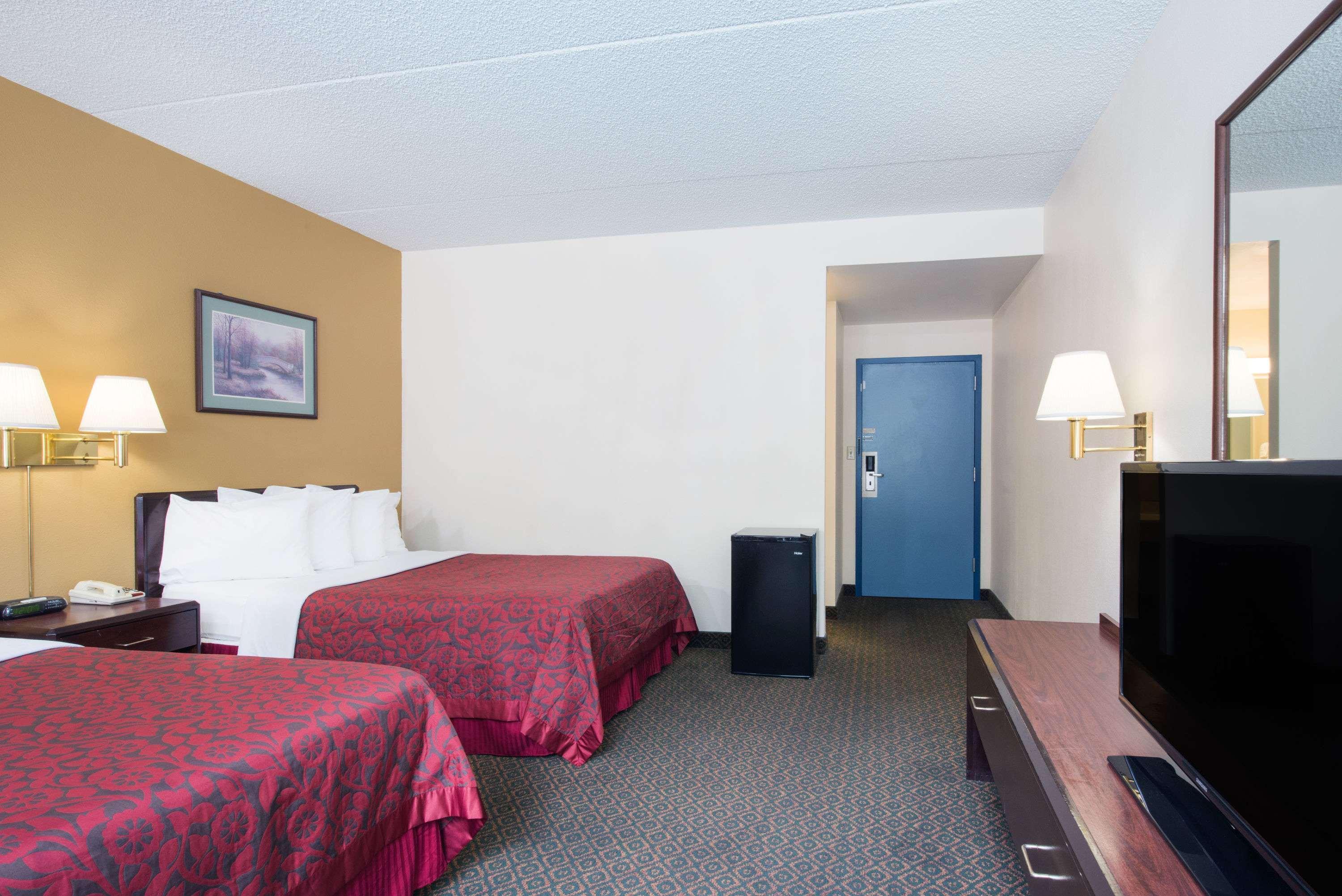 Days Inn By Wyndham Chambersburg Exterior photo